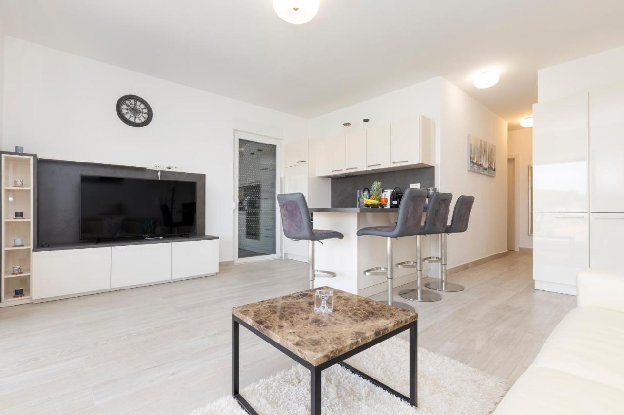 Tony Apartman