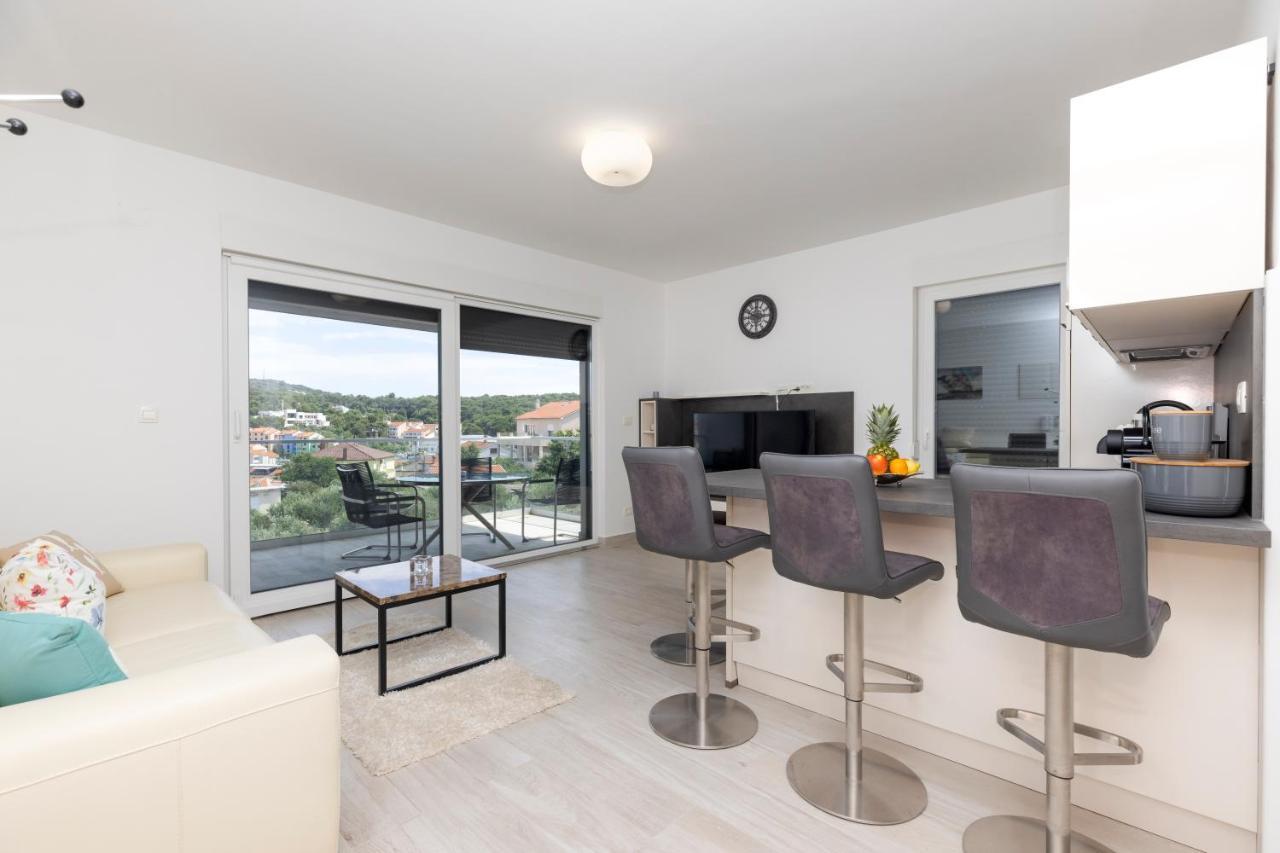 Tony Apartman *